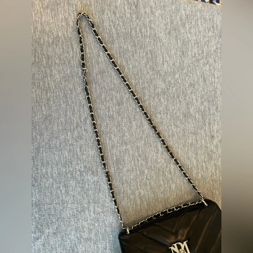 Badgley Mischka Women’s Mini‎ Chevron Crossbody Bag Black Quilted Faux Leather
